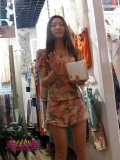 美女坏笑着挥挥手,意思你别再来找我了
