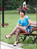 湖畔脚踏薄丝低胸美腿