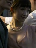 不穿胸罩的美女,性感低胸连衣裙