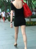 露大后香背,豹纹高跟鞋悠闲美女